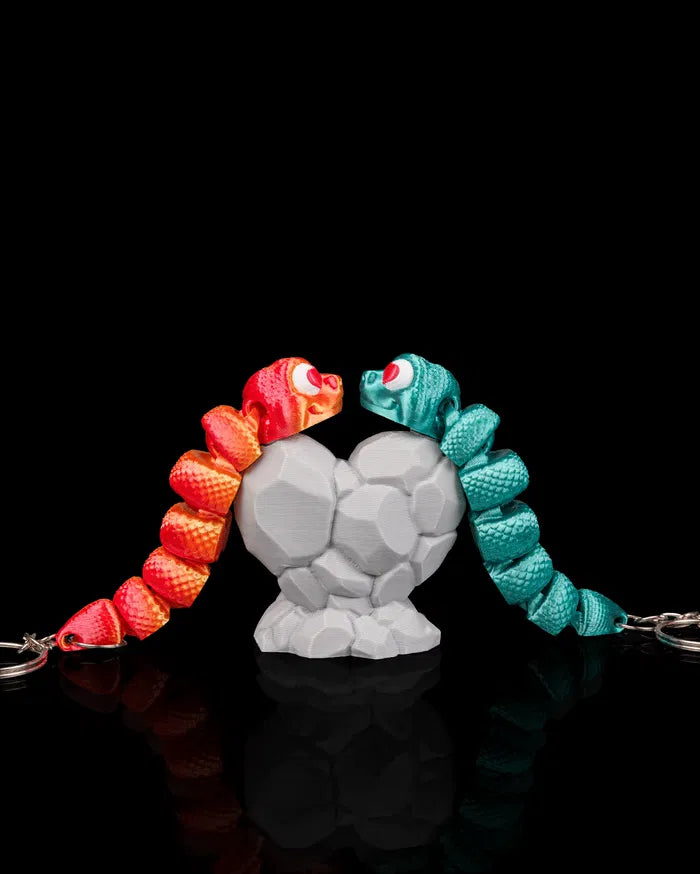 Porte-clés Couple Serpents – Hiss & Hers (Duo Magnétique avec Support)